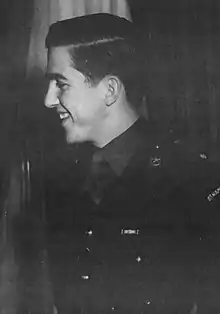 Photographie en noir et blanc d'un jeune homme portant un uniforme militaire.