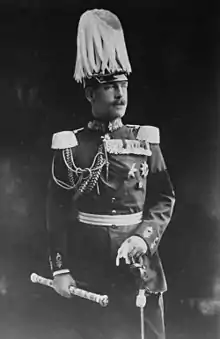 photographie noir et blanc : portrait d'un homme en grand uniforme avec un casque à plumets
