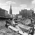 La construction du métro touche à sa fin. Les rues Klarabergsgatan et Mäster Samuelsgatan reposent sur des ponts provisoires. Mai 1957.