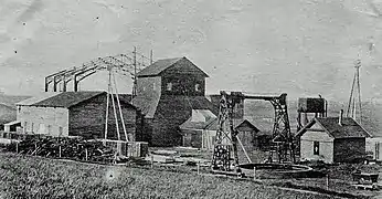 Fonçage du puits et construction du carreau de fosse.