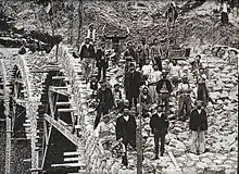 travailleurs qui prenne la pose pour la photo, sur le viaduc en construction