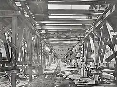 Photographie en noir et blanc d'une structure métallique.