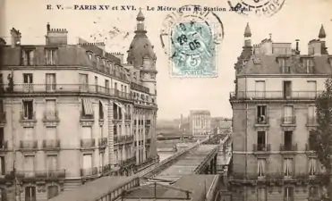 Construction du viaduc de Passy pour permettre le passage du métro en 1904.