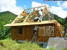 Construction en une semaine d'une maison 100 % bambou certifiée parasismique et paracyclonique.