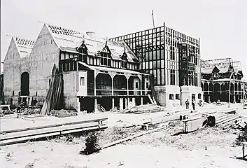 Photo du bâtiment en construction.