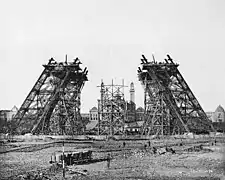 7 décembre 1887 : Montage de la partie inférieure sur les pylones en charpente.