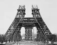 15 mai 1888 : Montage des piliers au-dessus du premier étage.