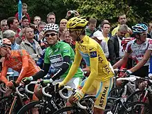 Photographie d'Alberto Contador, portant le maillot jaune au départ d'une départ du Tour de France 2010