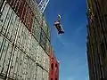 La grue dépose ensuite le conteneur sur le pont.