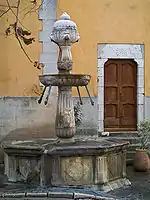 La fontaine Renaissance devant l'église.