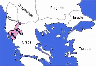 Carte de la région de Grèce, Yougoslavie à la Turquie. Elle matérialise une contre-attaque grecque au nord-est de celle-ci, en direction de l'Albanie.