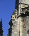 statue d'Arnaud-IV-de-Canteloup (vue de profil) sur le contrefort de la flèche Saint-Michel en 2004