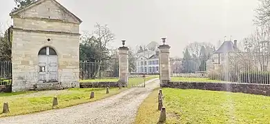 Hameau de Luzières à Conty, l'entrée du château.