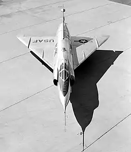 Premier prototype du chasseur Convair YF-102 au début des années 1950.