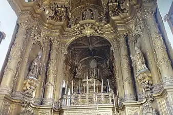 Un retable baroque richement décoré.