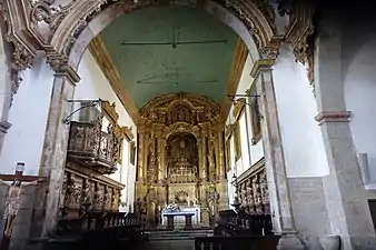 Le fond d'une église à décoration baroque.