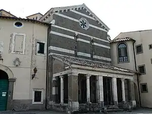 Photographie prise de biais de la façade principale d'une église italienne en pierres de taille.