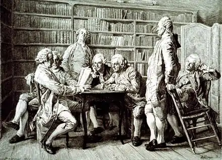 Sept hommes, certains assis autour d'une table, d'autres debout, conversent autour de la lecture d'un livre, dans une bibliothèque