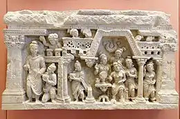 La conversion du prince Nanda Fragment de frise. Grès, H. 30 L. 52 cm. Hadda, IIe – IIIe siècle. Afghanistan. British Museum.