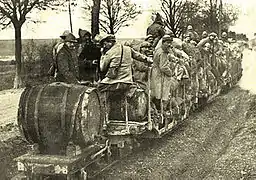 Convoi de vin vers le front tiré par une Decauville.