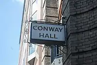 Panneau signalant le Conway Hall