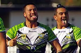 L'équipe des îles Cook qui exécute un haka avant une rencontre de rugby à XIII face à Niue