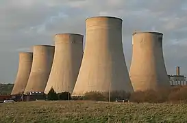 Tours de type hyperboloïde en béton de la centrale thermique de Ratcliffe (Royaume-Uni).