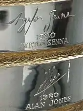 Photo du détail de la signature de Senna gravée sur le trophée remis au champion du monde.