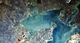 Photographie satellite  d'une baie.