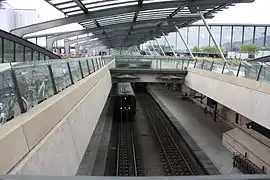 La gare et l'esplanade extérieure donnant sur l'aéroport.