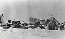 Inuit du Cuivre faisant sécher des vêtements près de l'île Read, Territoires du Nord-Ouest (Nunavut)