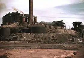 Unité de production d'acide sulfurique au pied de la cheminée de la fonderie de Copperhill, en 1939 aux États-Unis.