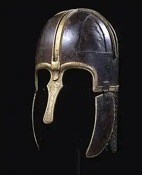 un casque en métal avec protège-joues et camail