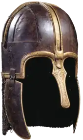 photo d'un casque en métal avec protège-joues et camail