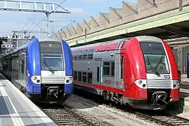 Z 24500 SNCF (rame 387, Z 24673/Z 24674, TER Lorraine) et 2200 CFL (la 2203) sont stationnées en gare de Luxembourg (ville).