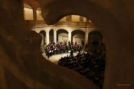 Le patio intérieur accueille régulièrement des événements culturels.