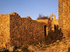 Chapelle Saint-Jacques à côté des ruines du castel.