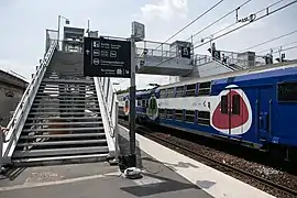 L'escalier du quai 10 donnant accès à la place Henri-Barbusse.