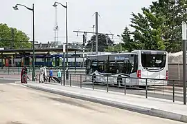 Un bus de la ligne 301 à l'arrêt dans la gare routière Émile-Zola.