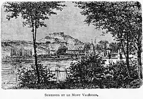 Photographie d'une gravure en noir et blanc représentant de la végétation au premier plan, un fleuve au second plan traversé d'un pont sur la droite, et un village surplombé d'un mont à l'arrière-plan.