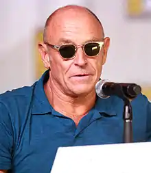 Corbin Bernsen interprète Henry Spencer