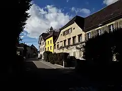 Photo en couleurs d'une rue avec maisons