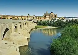 Le pont romain de Cordoue (Espagne) est filmé à l'entrée de Volantis dans la série.