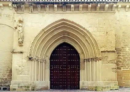 Le portail nord de l'église de la Magdalena.