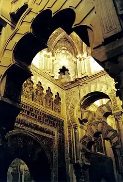 Arcs de la clôture de l'ancienne maksourah et du mihrab.