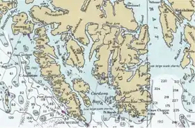 L'île Dall se trouve à l'ouest de la partie sud de l'île du Prince-de-Galles et forme la côte ouest de la baie Cordova (en), (Détail de la carte de l'US Coast Survey).