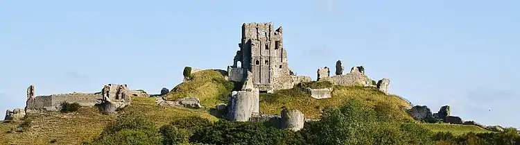 photographie panoramique du château sur son promontoire.