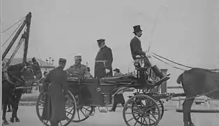 En 1916, Alexandre de Serbie à Corfou avec l'amiral Paul Albert de Gueydon.
