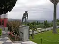 Jardins de l'Achilleion et statue de l'un des Assaillants.