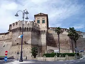 Partie des 912 mètres de remparts de la ville de Corinaldo.